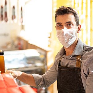 Werknemers voorzien van persoonlijke beschermingsmiddelen zoals handschoenen of maskers