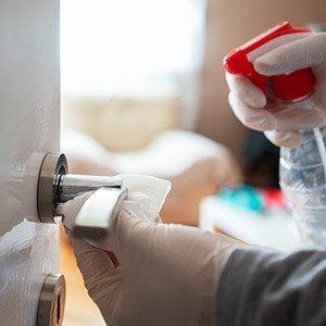 Regelmatig schoonmaken en desinfecteren van de lokalen