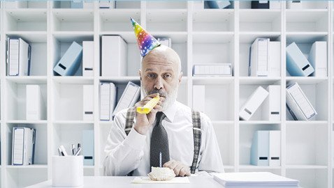 Fêter son anniversaire au bureau : bonne ou mauvaise idée ?