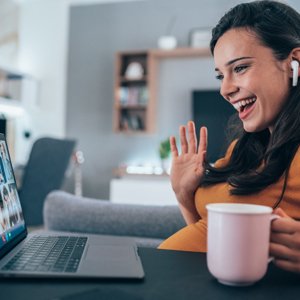 Organize virtual coffee breaks with your teleworkers, to keep the contact with and between your colleagues.