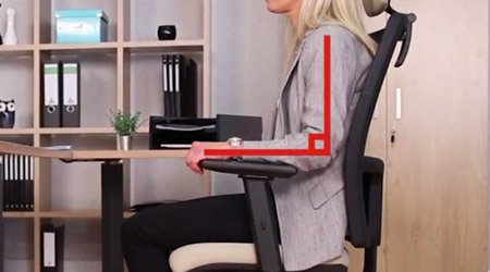 Coloca los reposabrazos de tu silla de oficina
